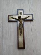 koperen kruisbeeld op houten kruis, Antiek en Kunst, Antiek | Religieuze voorwerpen, Ophalen