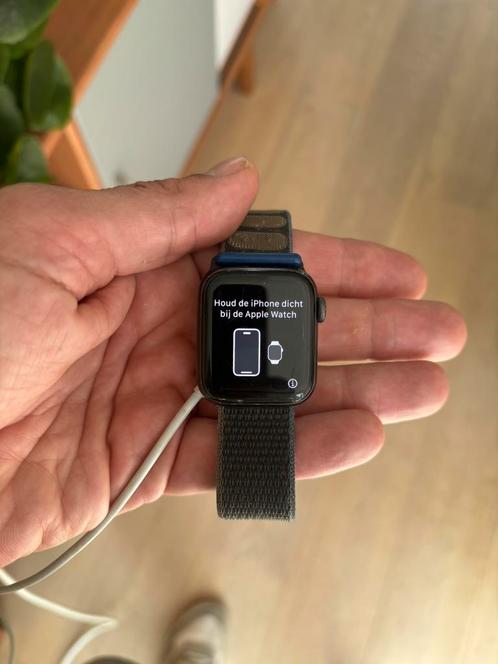 Apple Watch SE 40 mm spacegrijs + doos + oplader, Handtassen en Accessoires, Smartwatches, Gebruikt, iOS, Grijs, Conditie, Ophalen of Verzenden