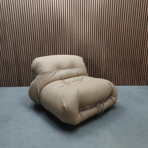 Cassina Soriana fauteuil en ottoman - 13Y244 Zand, Antiek en Kunst, Antiek | Meubels | Stoelen en Sofa's, Ophalen of Verzenden