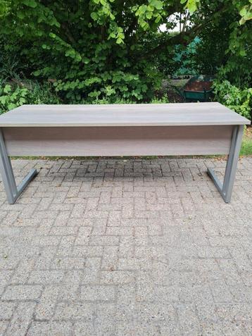 Bureautafel topkwaliteit beschikbaar voor biedingen