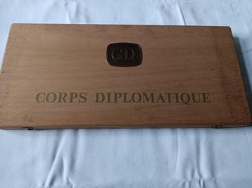 Doos corps Diplomatique met gedeeltelijke inhoud