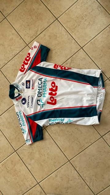 nouveau maillot  disponible aux enchères