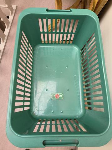 Groene plastieken wasmand (66cm*44cm*26cm)(staat in de weg) beschikbaar voor biedingen