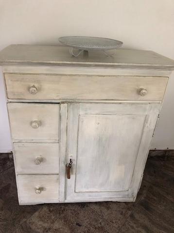 Armoire provençale ancienne disponible aux enchères