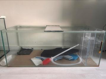 Volglas aquarium beschikbaar voor biedingen