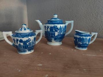 Drie delig poppen theeservies  Blue Willow .
Jaren 50 beschikbaar voor biedingen