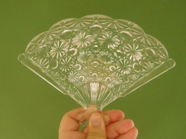 Plateau forme éventail en verre ancien, Antiquités & Art, Antiquités | Verre & Cristal, Enlèvement ou Envoi