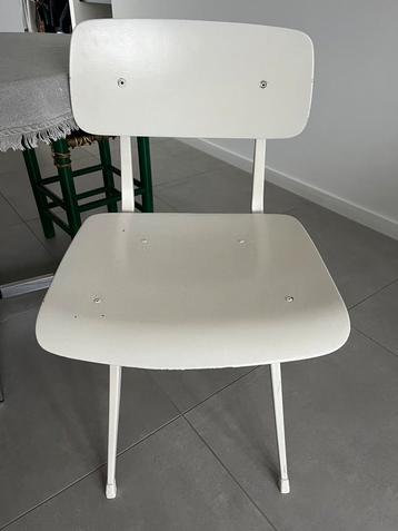Witte geverfde stoel in uitstekende staat