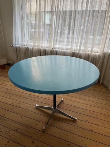 Eettafel (tafelpoot vintage Eames, Herman Miller) beschikbaar voor biedingen