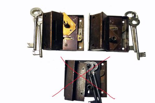 Oude opbouw deursloten met roodbruine patina, Doe-het-zelf en Bouw, Hang- en Sluitwerk, Nieuw, Slot, Ophalen of Verzenden