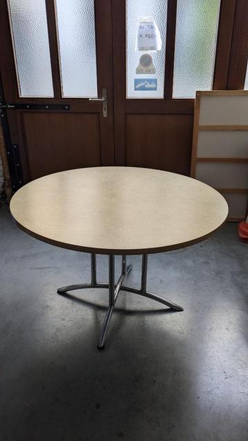 Ronde eettafel disponible aux enchères