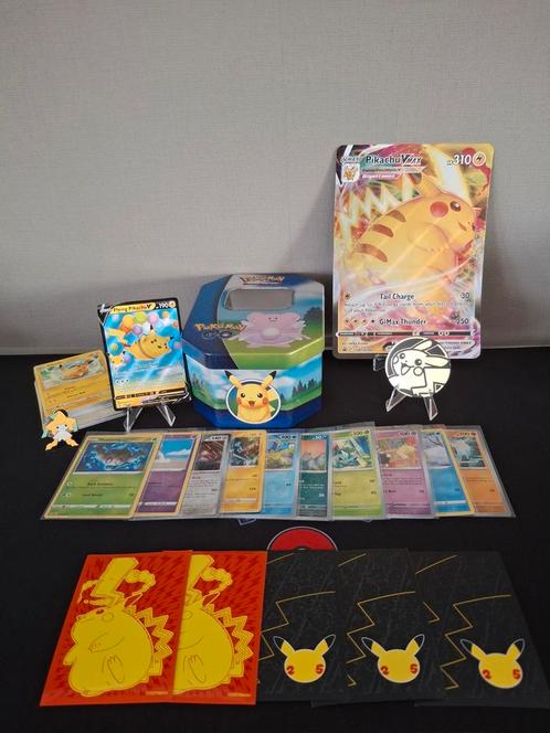 Pikachu set met jumbo pikachu Vmax en extra's, Hobby en Vrije tijd, Verzamelkaartspellen | Pokémon, Zo goed als nieuw, Ophalen of Verzenden
