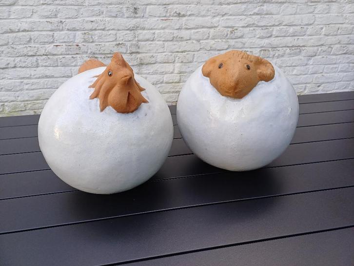 Tuinbeelden kip en ram in keramiek voor binnen of buiten, Tuin en Terras, Tuinbeelden, Zo goed als nieuw, Dierenbeeld, Overige materialen