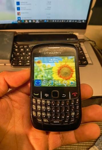 BlackBerry Curve 8520 Black Edition qui fonctionne bien.  Sy