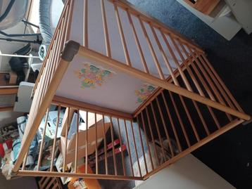 Mooi stevig houten babypark zo goed als nieuw beschikbaar voor biedingen