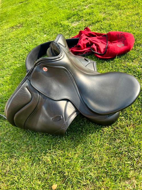 Dressuurzadel kieffer DP exclusif 17’’, Dieren en Toebehoren, Paarden en Pony's | Zadels, Ophalen
