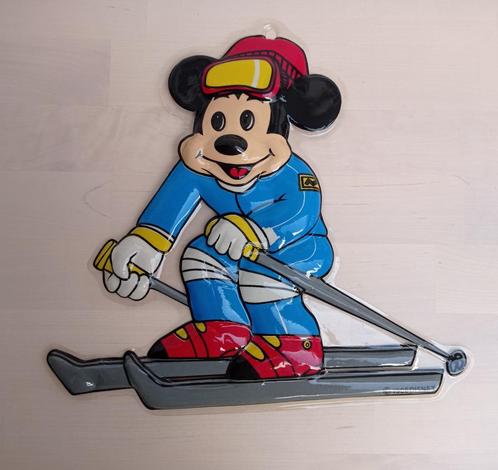🐭Plastic 3D muurkunst mickey op de ski's1986, Verzamelen, Disney, Gebruikt, Mickey Mouse, Ophalen of Verzenden