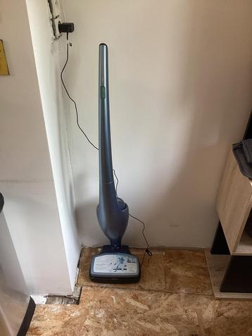 Combibezem- en tafelstofzuiger beschikbaar voor biedingen