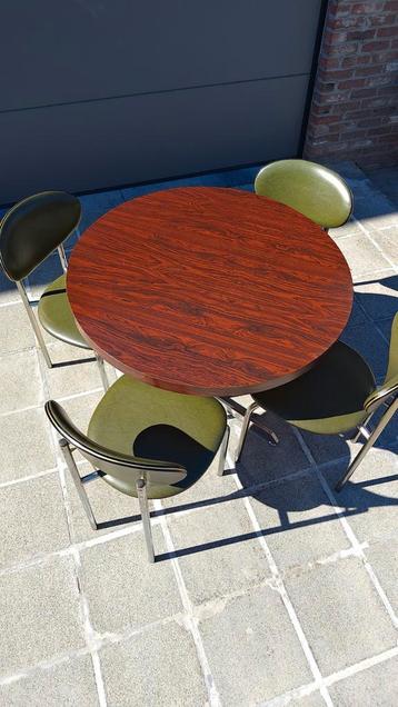 Ronde tafel met 4 stoelen (zie omschrijving) beschikbaar voor biedingen