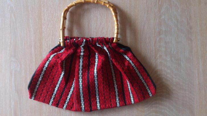 Vintage handmade tasje 60's, Bijoux, Sacs & Beauté, Sacs | Sacs Femme, Comme neuf, Sac à main, Rouge, Enlèvement ou Envoi