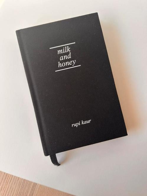 Milk and Honey - hardcover - Rupi Kaur, Boeken, Gedichten en Poëzie, Zo goed als nieuw, Ophalen