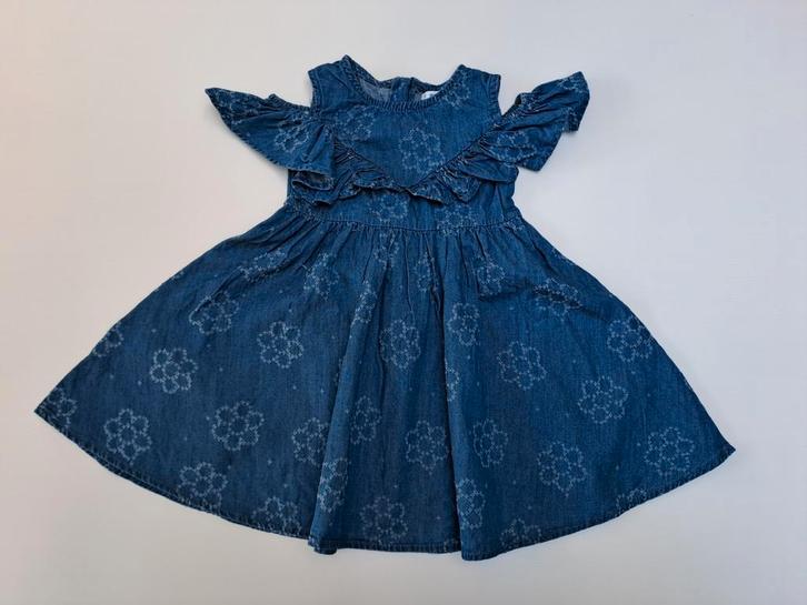 Mt 92 Denimjurk met ruches en bloemslijtages, Kinderen en Baby's, Kinderkleding | Maat 92, Zo goed als nieuw, Meisje, Jurk of Rok