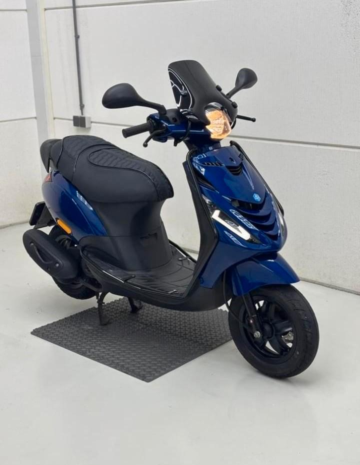 Piaggio Zip 4T I-Get 2018 Donkerblauw FULL OPTION 45km, Fietsen en Brommers, Handleidingen en Instructieboekjes, Zo goed als nieuw
