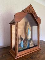 Mariabeeld in houten kapel, glazen wanden.  48x35x15cm, Ophalen of Verzenden