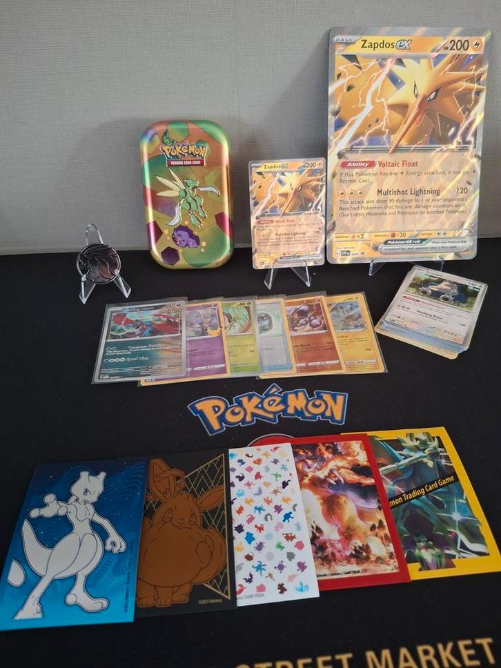 Pokémon set met Zapdos en extra's, Hobby en Vrije tijd, Verzamelkaartspellen | Pokémon, Zo goed als nieuw, Ophalen of Verzenden