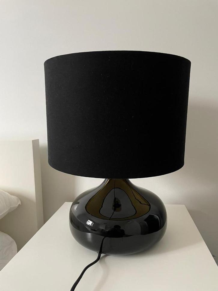 Zwarte Zara Home tafellamp met goudkleurige binnenkant, Huis en Inrichting, Lampen | Tafellampen, Zo goed als nieuw, Minder dan 50 cm