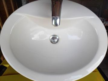2 ovale lavabo's met kranen beschikbaar voor biedingen