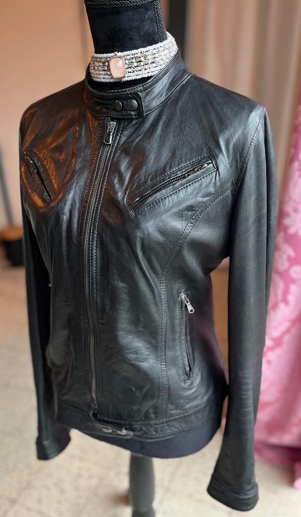 Perfecto noir en souple cuir de qualité, doublé. Superbe!, Vêtements | Femmes, Vestes | Hiver, Porté, Taille 38/40 (M), Noir, Enlèvement ou Envoi