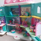 Gabby's poppenhuis, 3 extra speelkamers, auto en 3 speelsets, Ophalen, Zo goed als nieuw, Poppenhuis