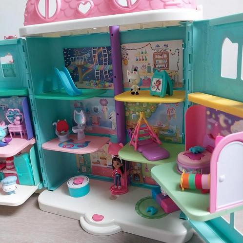Gabby's poppenhuis, 3 extra speelkamers, auto en 3 speelsets, Kinderen en Baby's, Speelgoed | Poppenhuizen, Zo goed als nieuw