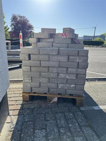 Pallet betonstenen beschikbaar voor biedingen