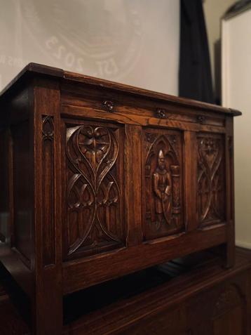 2 mooie opbergkisten, houtsnijwerk beschikbaar voor biedingen