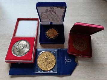 4 religieuze memoralia munten beschikbaar voor biedingen