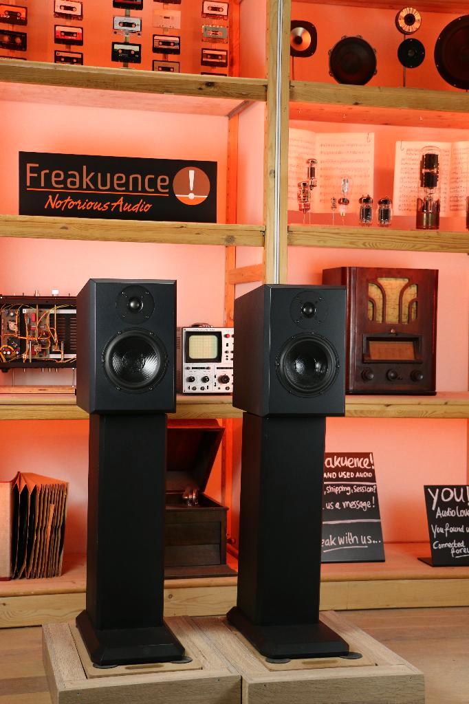 Master Three / 3 (TIP!) INRUIL 5 luisterruimtes, midden NL., Audio, Tv en Foto, Luidsprekerboxen, Zo goed als nieuw, Ophalen of Verzenden