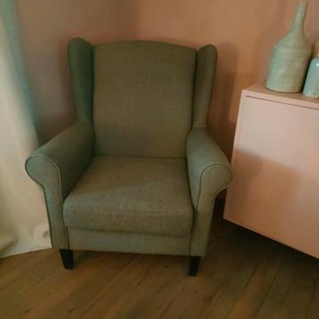 Zetel met poef beschikbaar voor biedingen