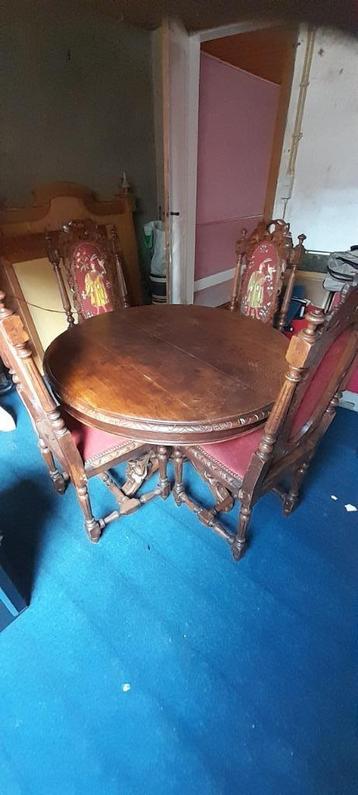 Antieke eettafel en stoelen  beschikbaar voor biedingen