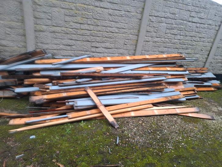 Gratis af te halen: Partij sloophout + houten raamkozijn, Doe-het-zelf en Bouw, Hout en Planken, Ophalen