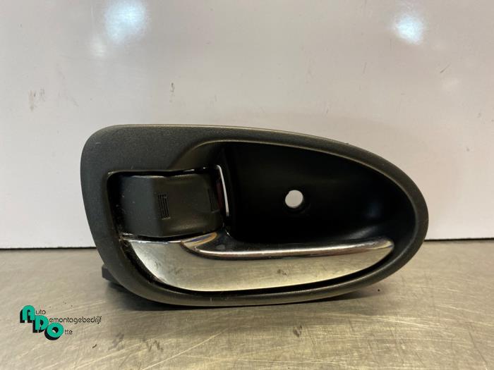 Poignée portière 2portes gauche d'un Toyota Yaris (Yaris 2, -, 3 mois de garantie, Toyota, Utilisé