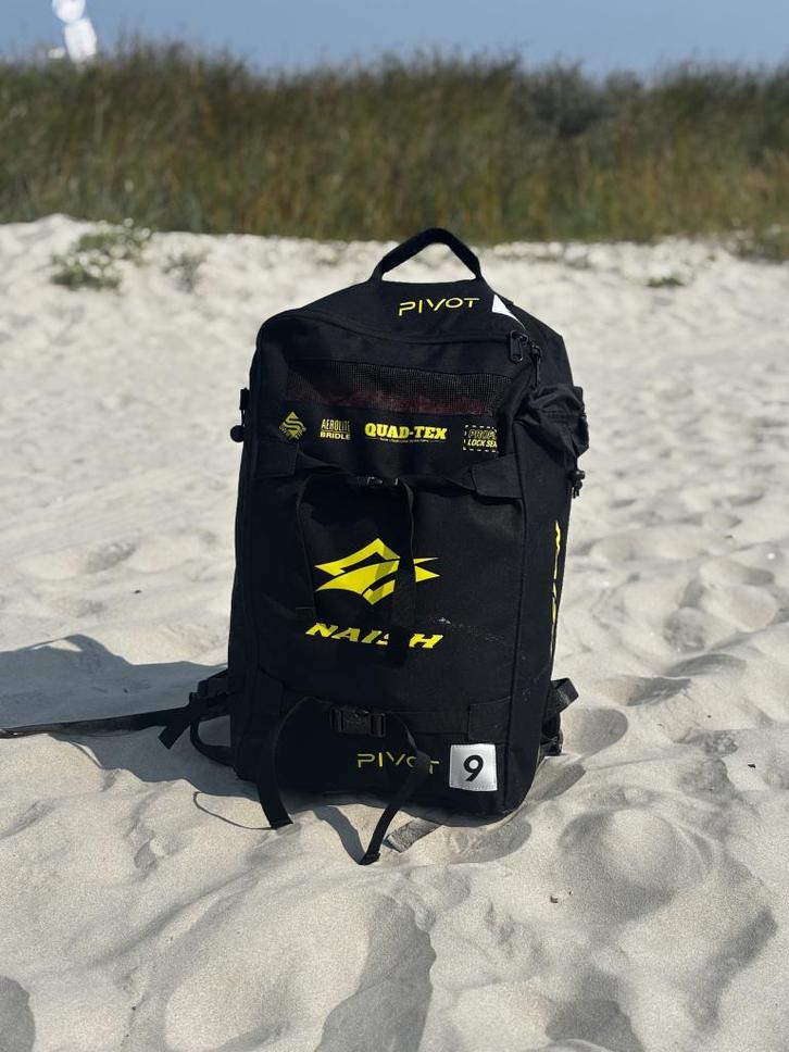 Naish Pivot 2025 – 9m (burgundy/rood) – zo goed als nieuw, Sports nautiques & Bateaux, Kitesurf, Comme neuf, Kite, 9 m², Pas de planche