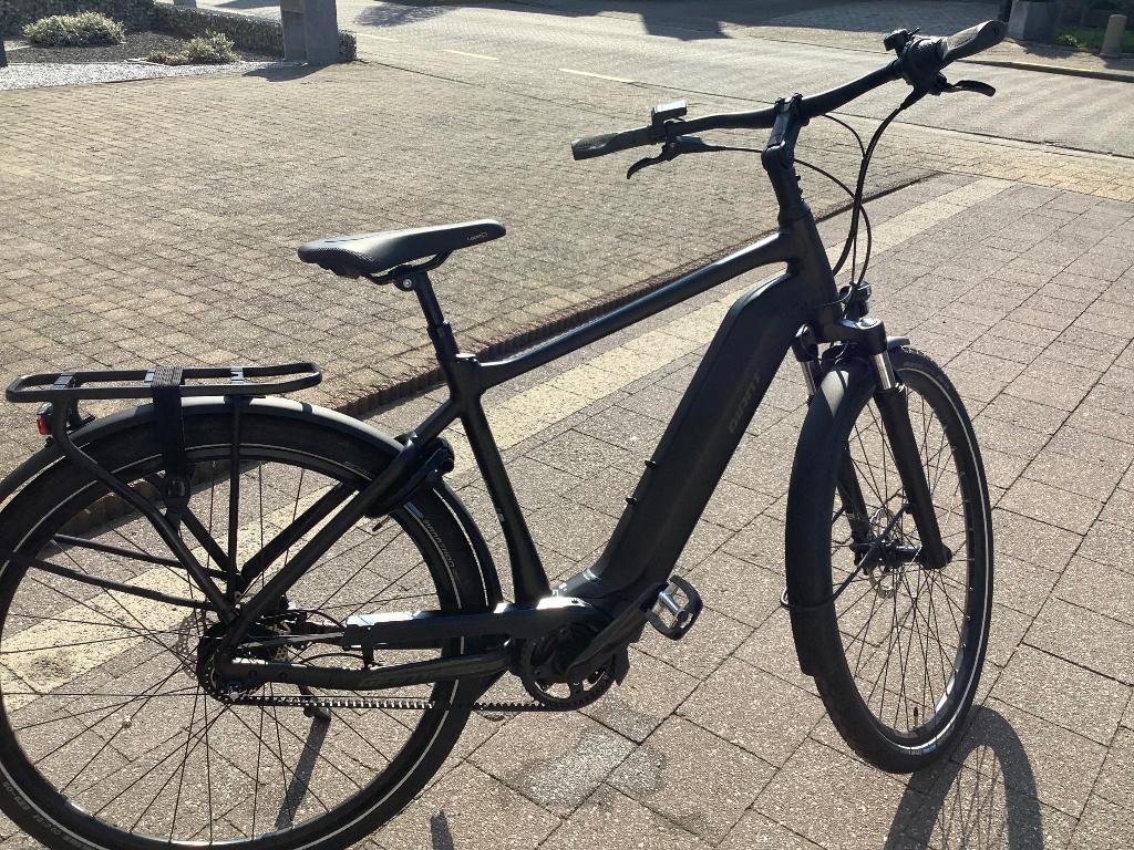 Elektrische herenfiets mat zwart-medium-merk Giant, Ophalen, Giant, Zo goed als nieuw, 47 tot 51 cm
