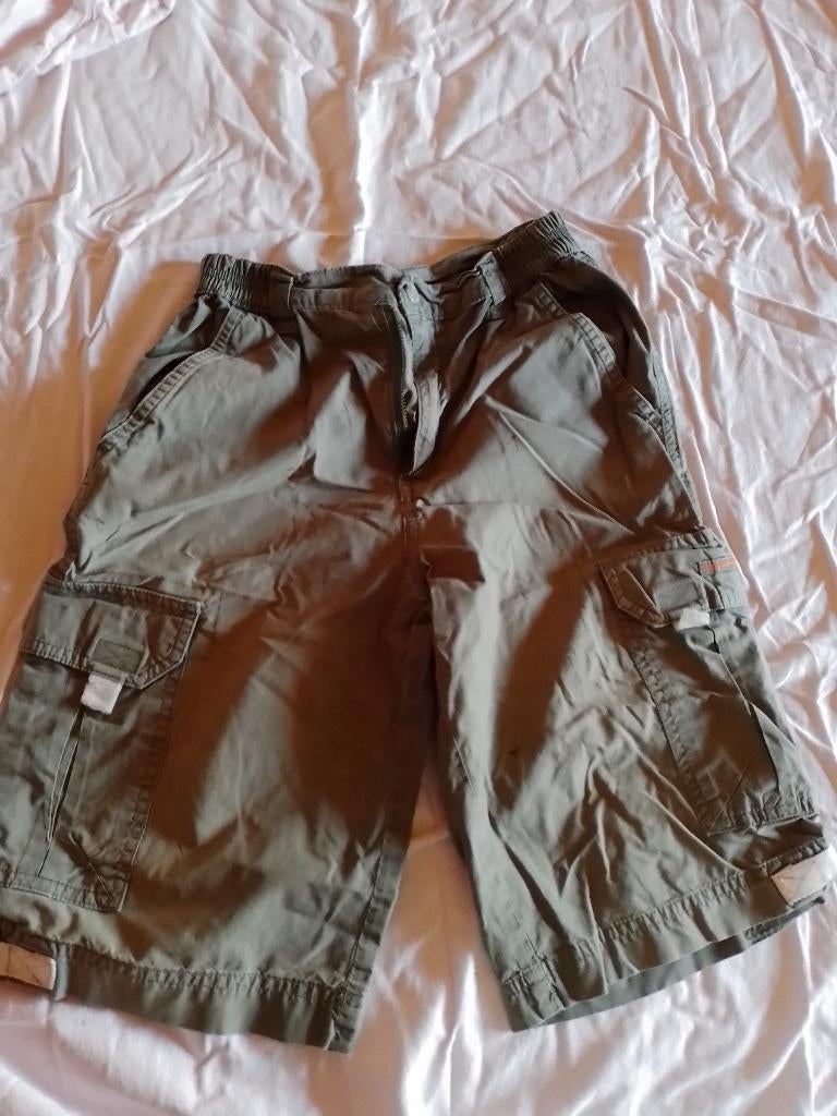 short kaki groen HERE & THERE 134 jongen, Kinderen en Baby's, Ophalen of Verzenden, Zo goed als nieuw, Jongen