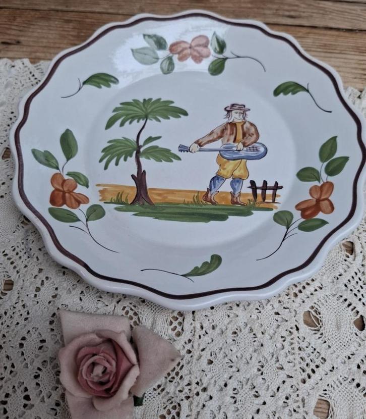 Oud Frans Bretons wandbord met troubadour en bloemen, Antiek en Kunst, Antiek | Wandborden en Tegels, Ophalen of Verzenden