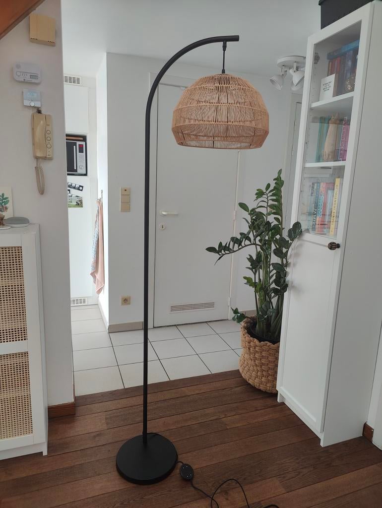 Sfeervolle Kwantum Booglamp met Gevlochten Kap – Zwarte Voet, Ophalen