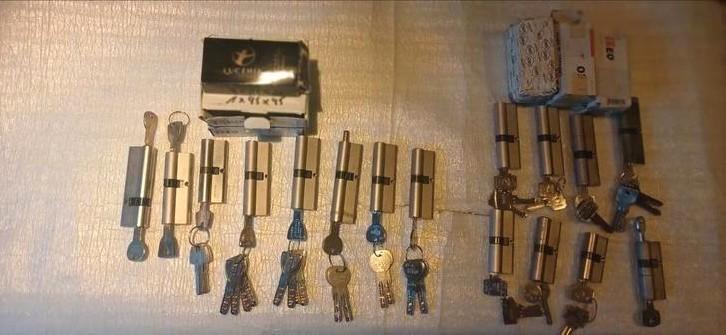 Lot vzn cilindersloten met gewone en veiligheidssleutels., Doe-het-zelf en Bouw, Hang- en Sluitwerk, Nieuw, Slot, Ophalen of Verzenden