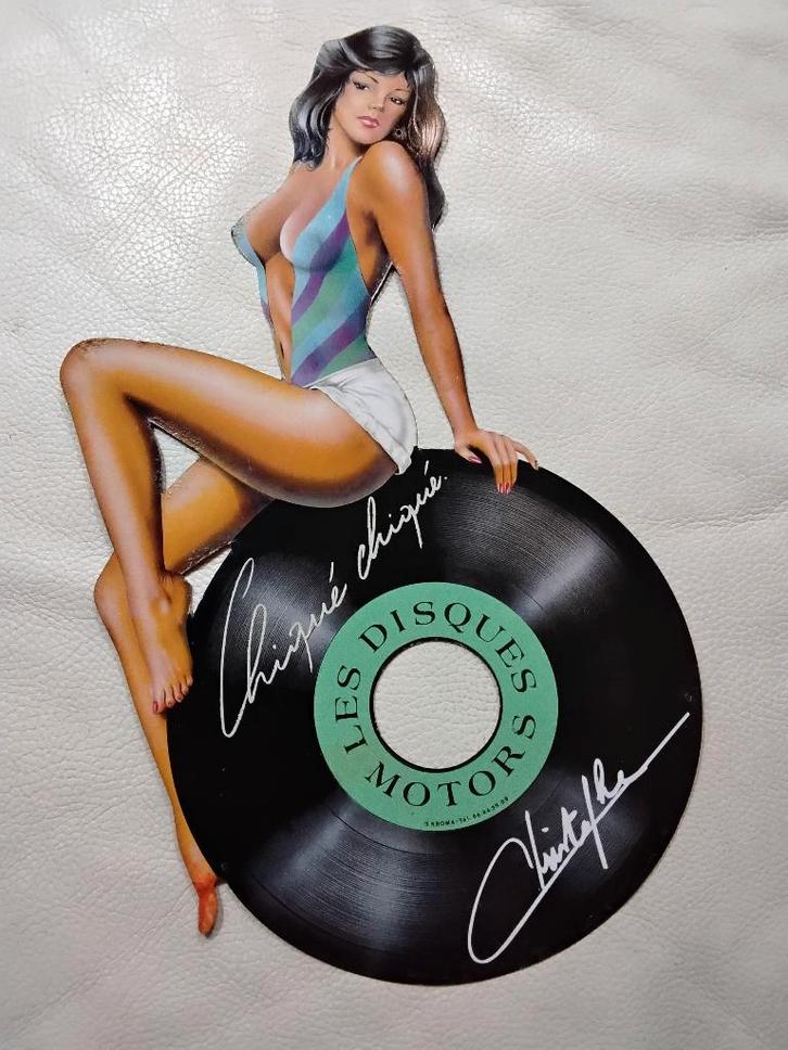 Pin up CHRISTOPHE chiqué chiqué, Verzamelen, Merken en Reclamevoorwerpen, Gebruikt, Reclamebord, Ophalen of Verzenden