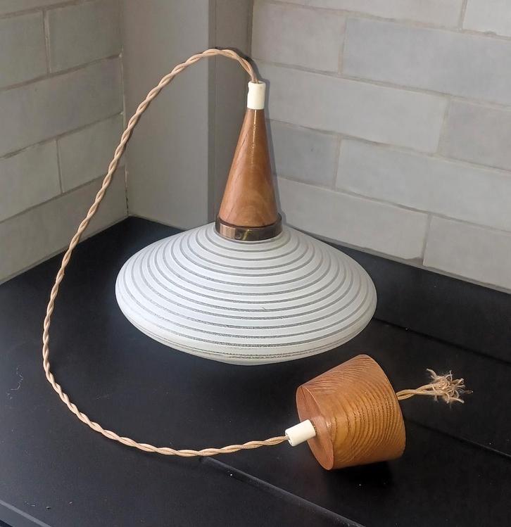 Très belle suspension Suédoise, Maison & Meubles, Lampes | Suspensions, Utilisé, 50 à 75 cm, Verre, Bois, Enlèvement ou Envoi